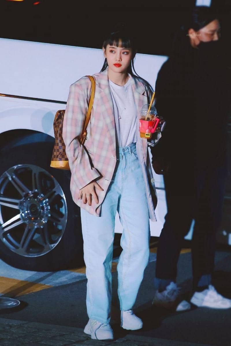 celana jeans ala member (G)I-DLE (twitter.com/Karinaa00480465)