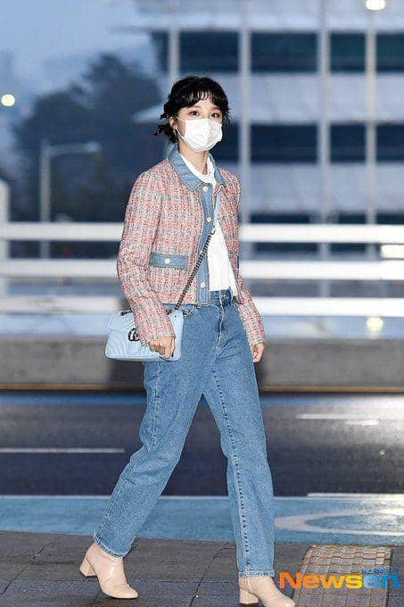 celana jeans ala member (G)I-DLE (twitter.com/theseoulstory)