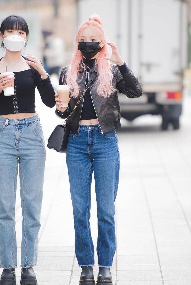 celana jeans ala member (G)I-DLE (twitter.com/karinaa00480465)