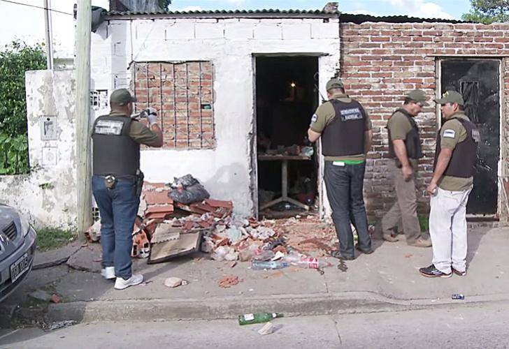 Bangunan kecil yang digunakan sebagai bunker untuk menyimpan narkoba di Rosario, Argentina. (twitter.com/Infomedia24hrs)