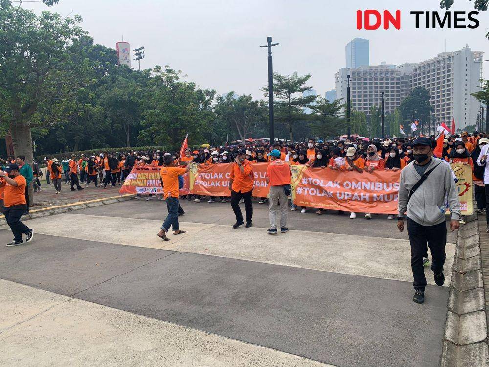 Massa buruh 'Mayday Fiesta 2022' memasuki kawasan GBK pada Sabtu (14/5/2022). (IDN Times/Fadhliansyah)