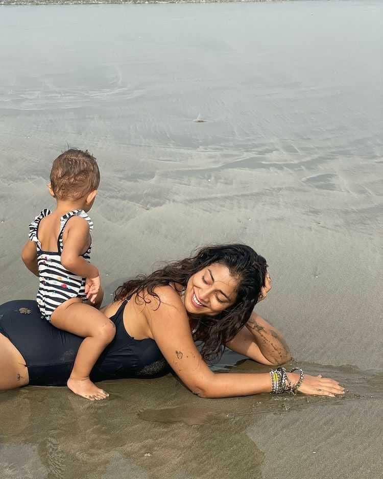 Shriya Saran dan anaknya (instagram.com/shriya_saran1109)