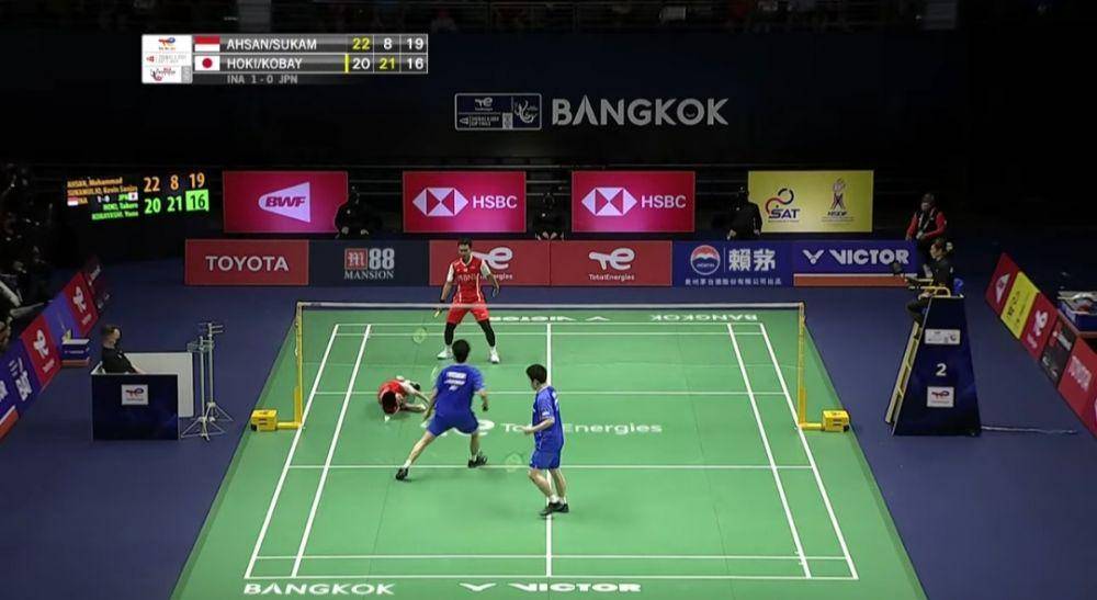 Pertandingan semifinal ganda putra Thomas Cup 2022 Indonesia vs. Jepang pada, Jumat (13/5/2022) di Impact Arena, Bangkok, Thailand. (dok. youtube.com/BWF TV)
