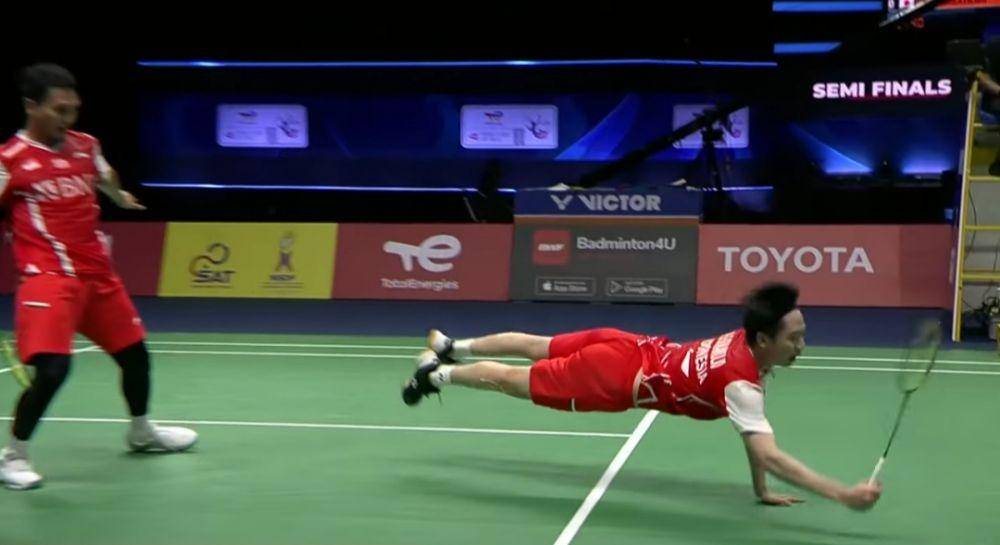 Pertandingan semifinal ganda putra Thomas Cup 2022 Indonesia vs. Jepang pada, Jumat (13/5/2022) di Impact Arena, Bangkok, Thailand. (dok. youtube.com/BWF TV)
