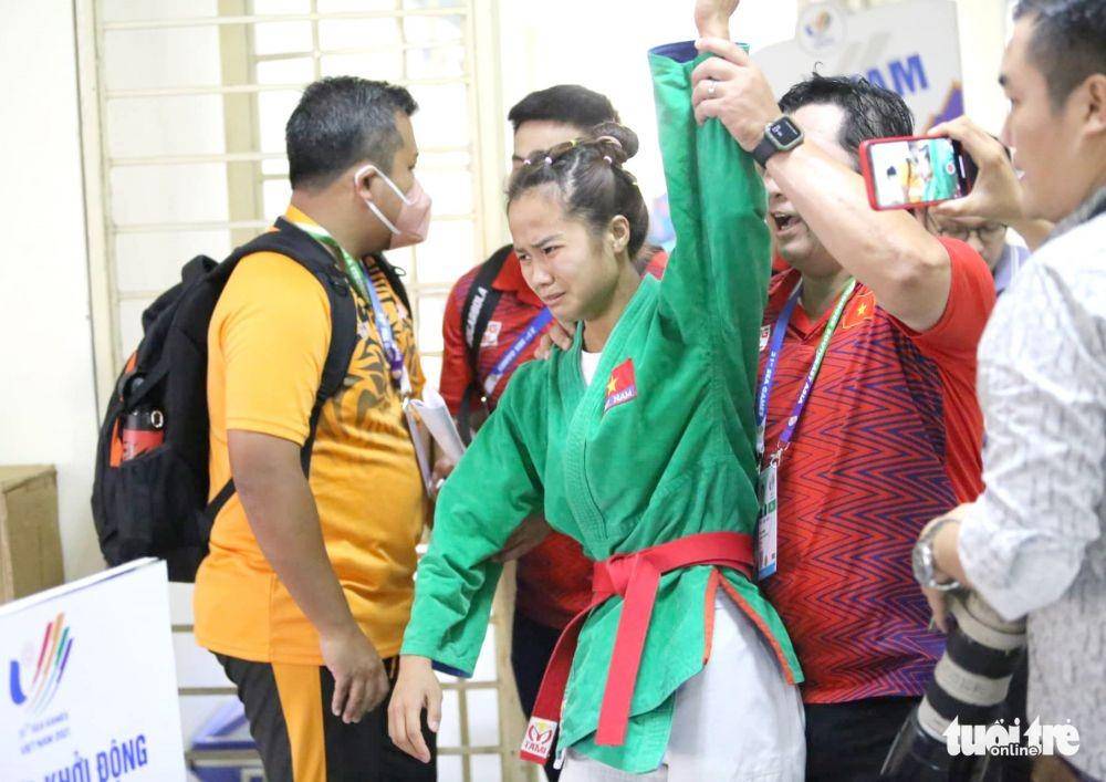 Atlet cabang olahraga kurash asal Vietnam, To Thi Trang, bersedih walau meraih emas di SEA Games 2021, karena pada waktu bersamaan ayahnya meninggal. (tuoitre.vn)