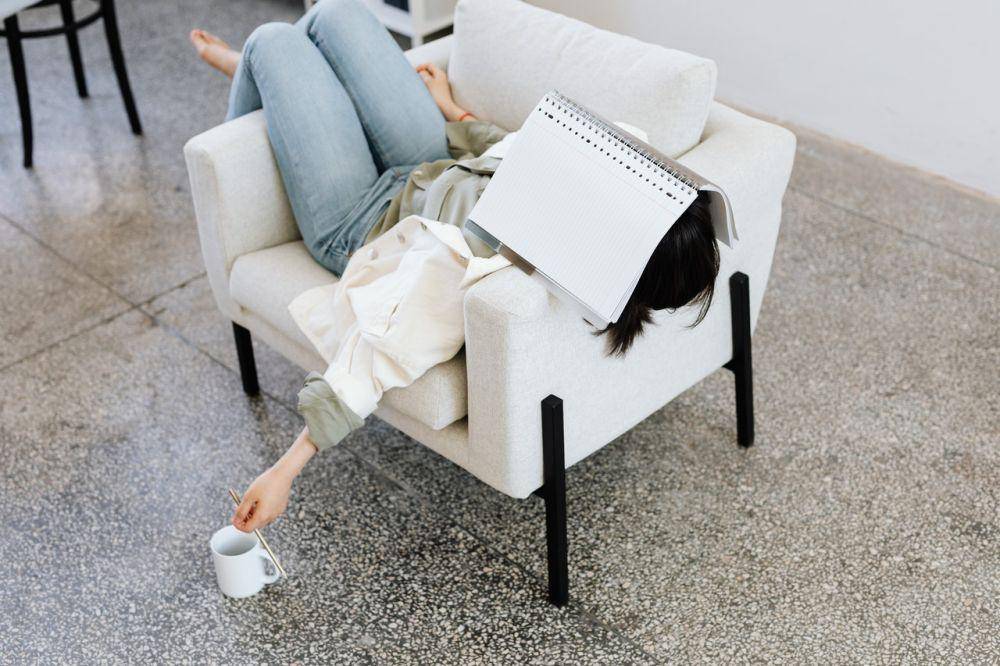 ilustrasi tertidur di sofa (pexels.com/Karolina Grabowska)