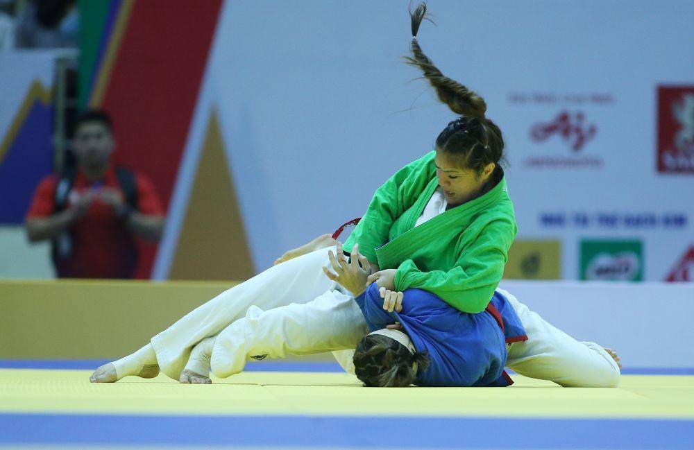 Atlet cabang olahraga kurash asal Vietnam, To Thi Trang, bersedih walau meraih emas di SEA Games 2021, karena pada waktu bersamaan ayahnya meninggal. (newsbeezer.com)