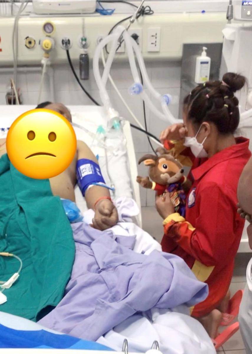 Atlet cabang olahraga kurash asal Vietnam, To Thi Trang, bersedih walau meraih emas di SEA Games 2021, karena pada waktu bersamaan ayahnya meninggal. (tuoitre.vn)