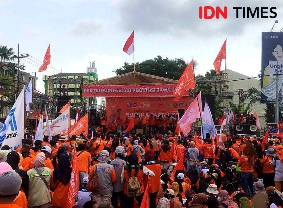 Massa Partai Buruh peringati Mayday depan Gedung DPRD Jatim, Sabtu (14/5/2022). IDN Times/Ardiansyah Fajar