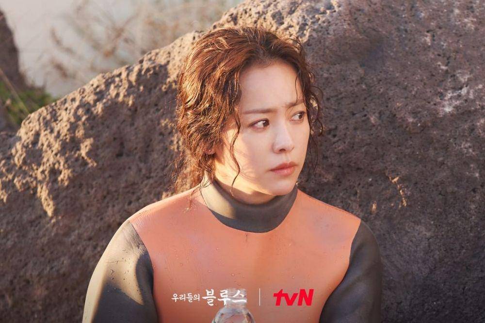 Han Ji Min pemeran Lee Yeong Ok di drama Korea Our Blues (instagram.com/tvn_drama)