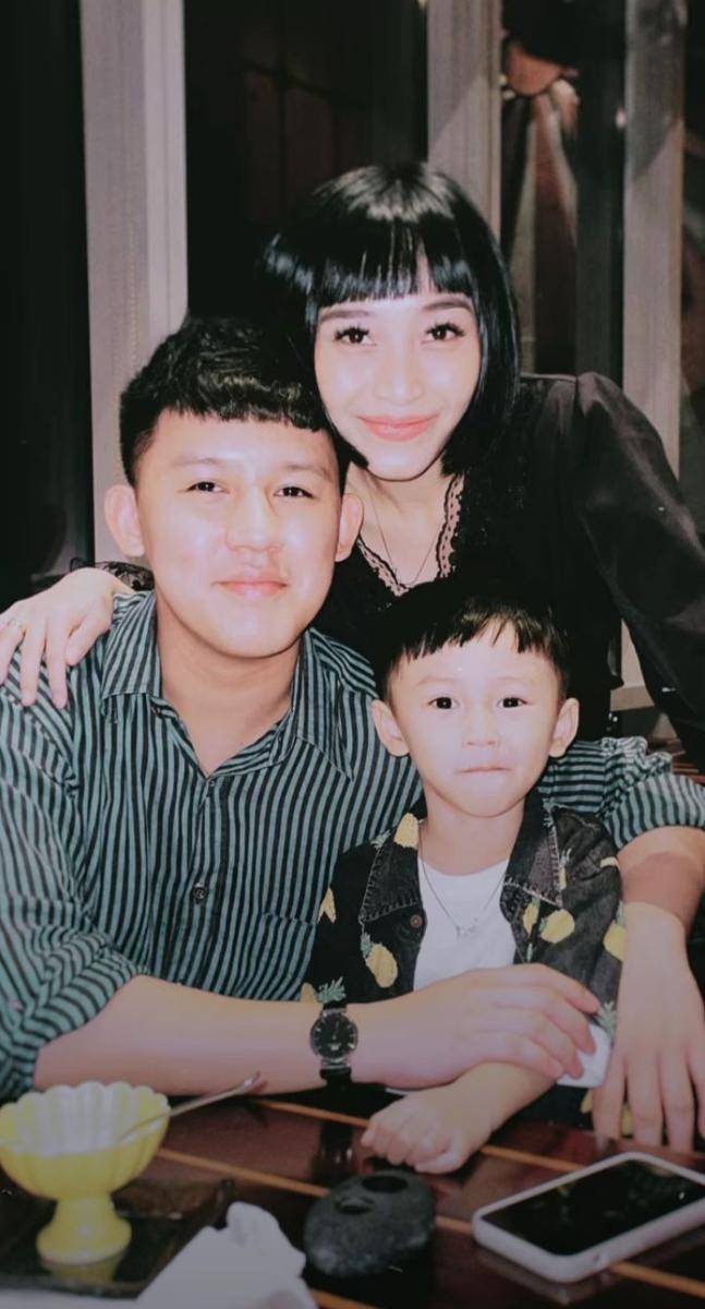 Potret Rinni Wulandari saat rayakan anniversary kelima tahun. Instagram.com/rinni_w