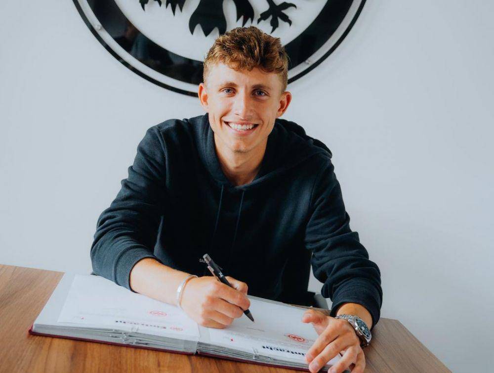 Jesper Lindstrom saat menanda tangani kontrak bersama Eintracht Frankfurt (instagram.com/jesperlindstroem18)