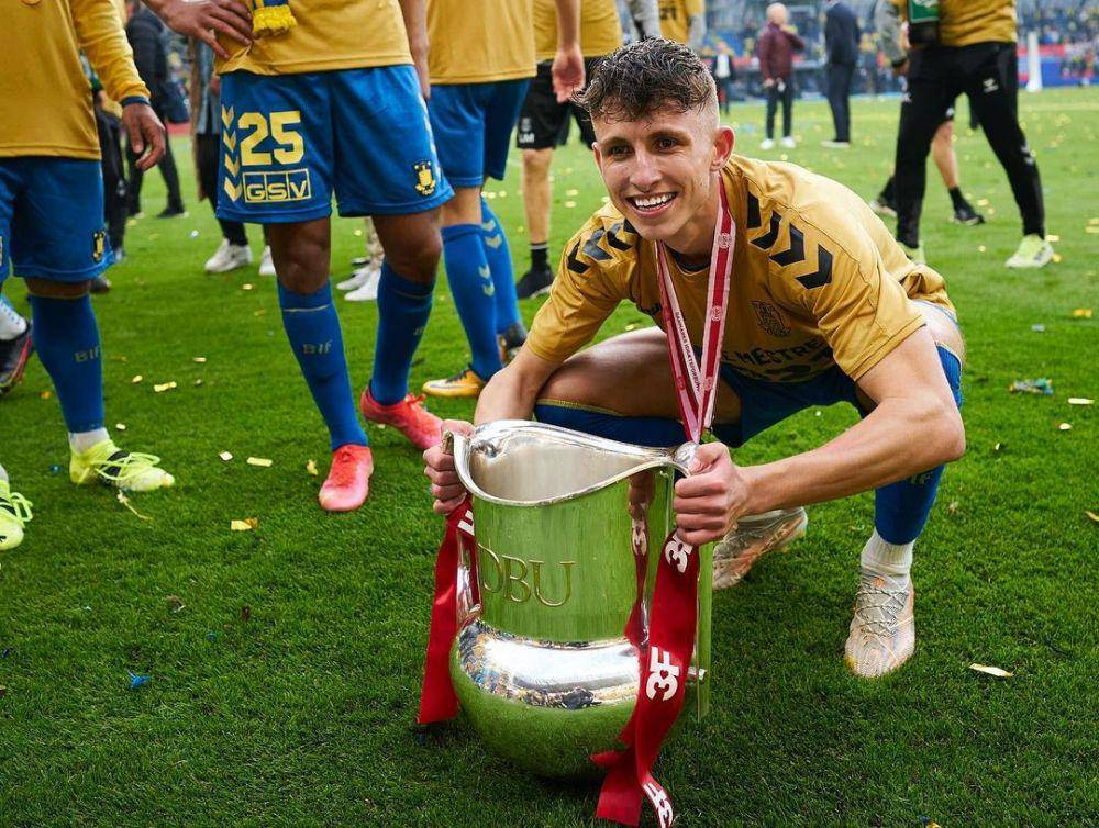 Jesper Lindstrom dengan trofi Liga Denmark (instagram.com/jesperlindstroem18)