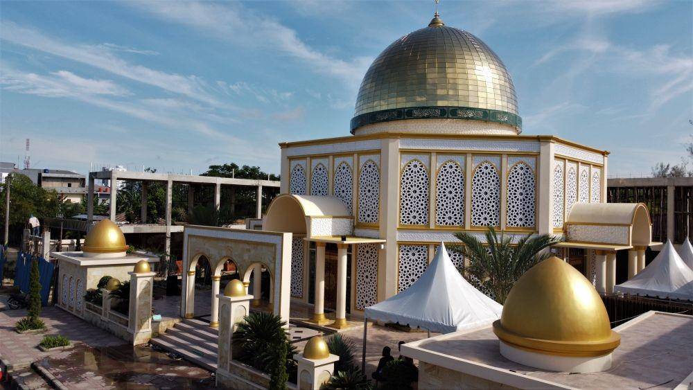 Suasana Masjid Raudhatul Jannah di Kelurahan Korumba, Kecamatan Mandonga, Kendari, Sulawesi Tenggara, Rabu (6/4/2022). Masjid Raudhatul Jannah memiliki desain bangun menyerupai Masjid Al-Aqsa di Palestina serta di setiap sudutnya terdapat pohon kurma. ANTARA FOTO/Jojon/aww.