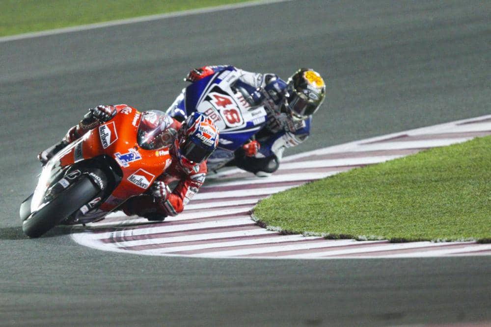 potret Casey Stoner dan Jorge Lorenzo pada balapan GP Qatar 2008 (motogp.com)
