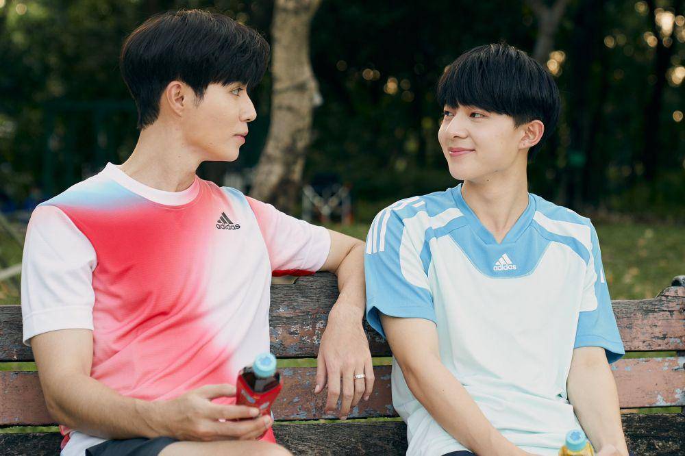 Zee Pruk dan NuNew Chawarin dalam cuplikan serial Cutie Pie. (twitter.com/AoftionDMD)