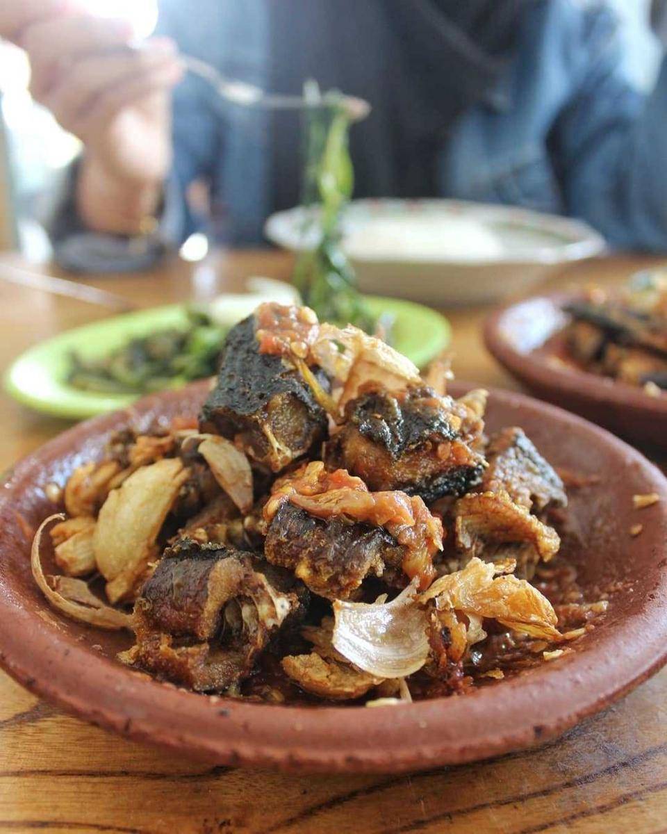belut goreng sambal bajak (instagram.com/zuliner)