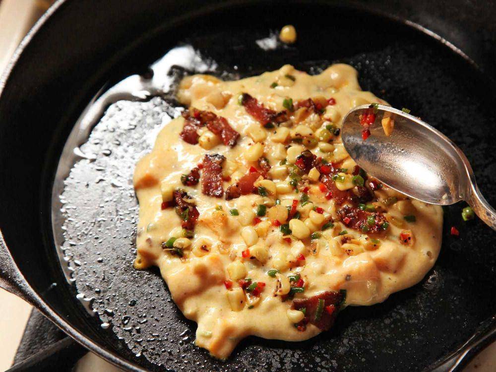 ilustrasi memanggang pancake jagung (seriouseats.com)