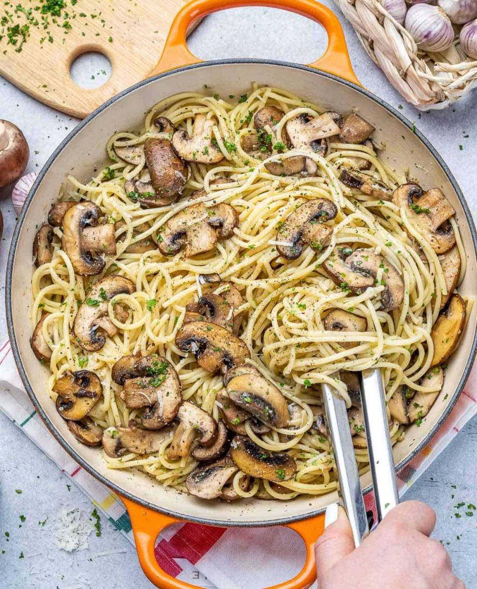 ilustrasi spaghetti saus jamur (healthyfitnessmeals.com)