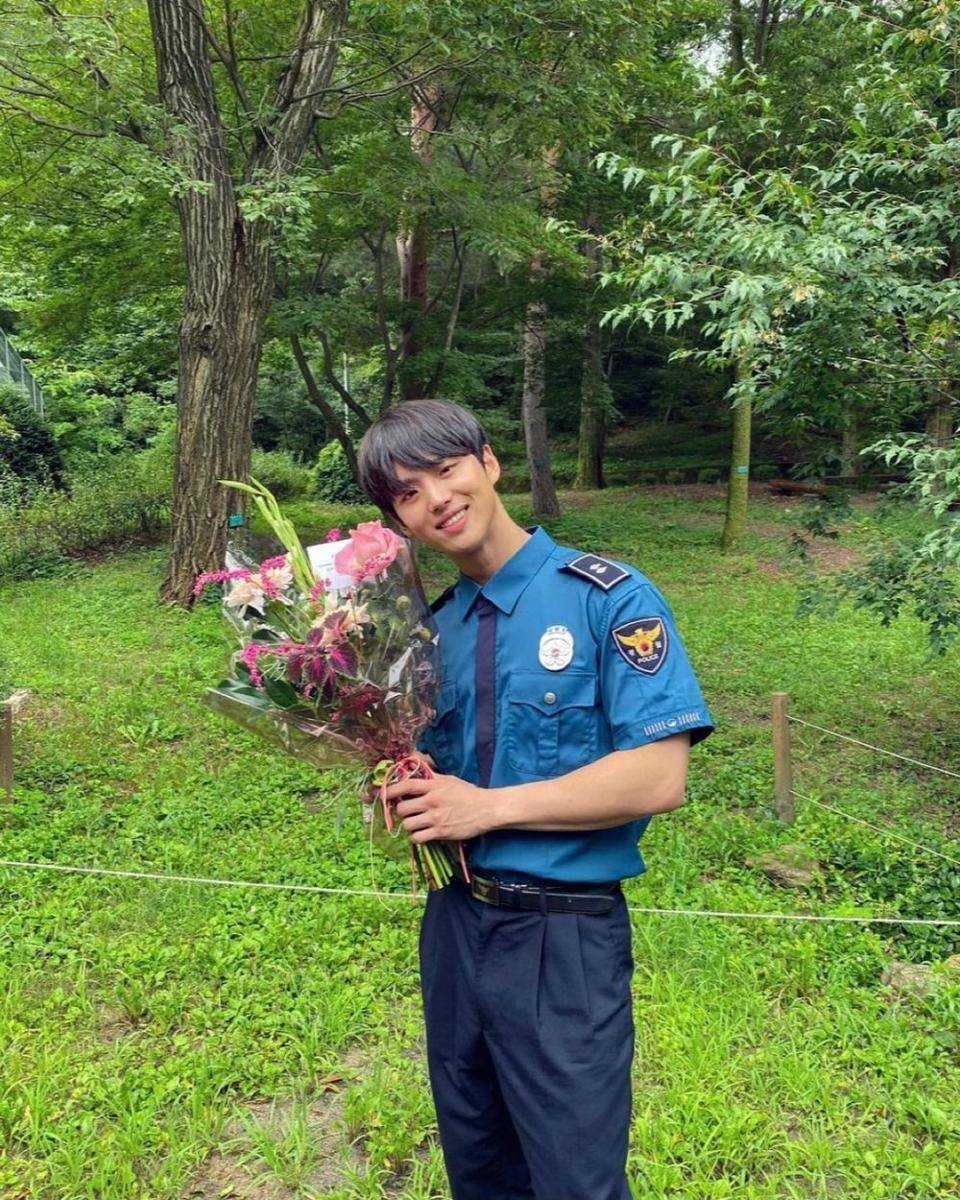 Hongseok di belakang layar drama Move to Heaven (instagram.com/cube_ptg)