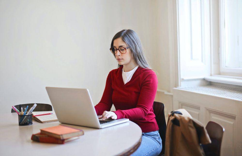 ilustrasi menghadap laptop (pexels.com/Andrea Piacquadio)