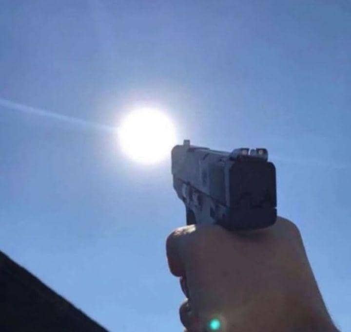 cara nyeleneh mengatasi cuaca panas (instagram.com/cursedcorner)