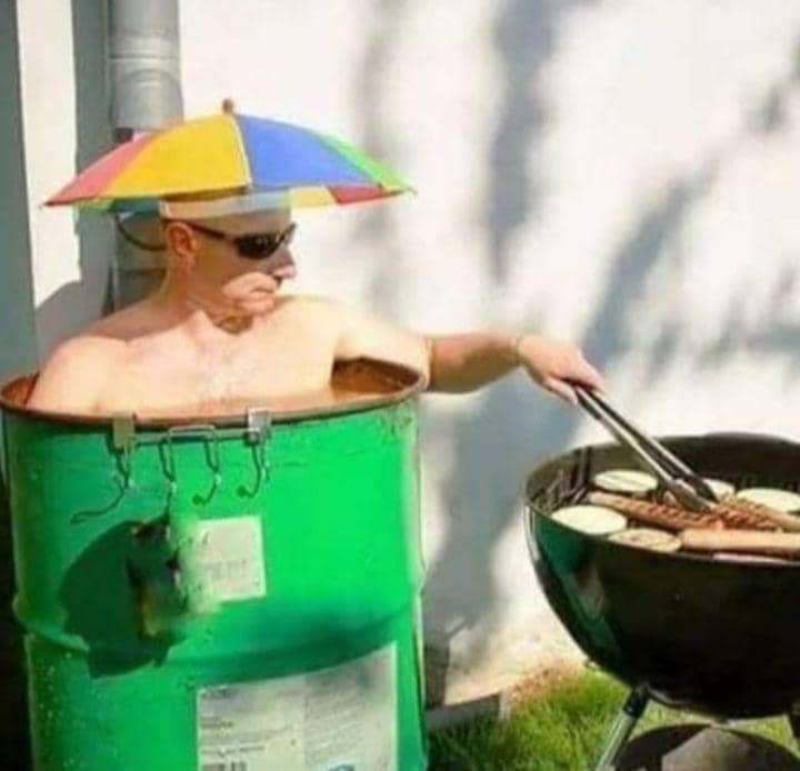 cara nyeleneh mengatasi cuaca panas (instagram.com/cursedcorner)