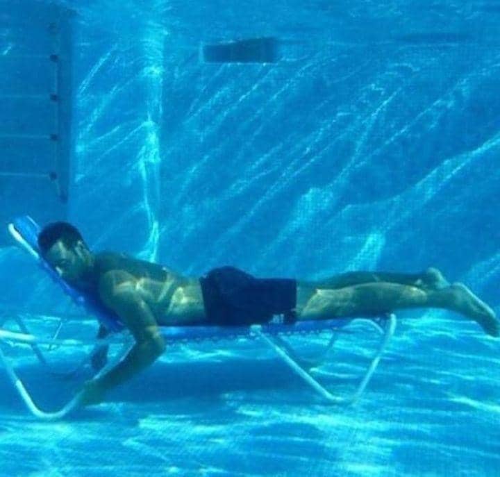 cara nyeleneh mengatasi cuaca panas (instagram.com/cursedcorner)