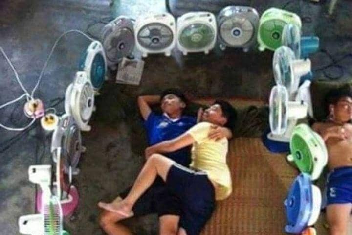 Ada Saja Idenya, 10 Cara Nyeleneh Orang saat Mengatasi Cuaca Panas