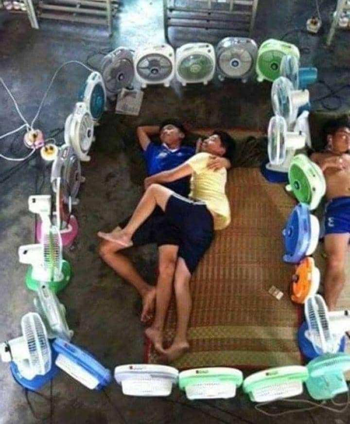 cara nyeleneh mengatasi cuaca panas (instagram.com/sukijan.id)