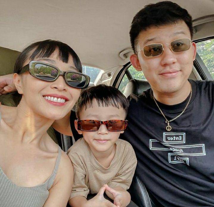 Potret keluarga Rinni Wulandari saat jalan-jalan. Instagram.com/rinni_w