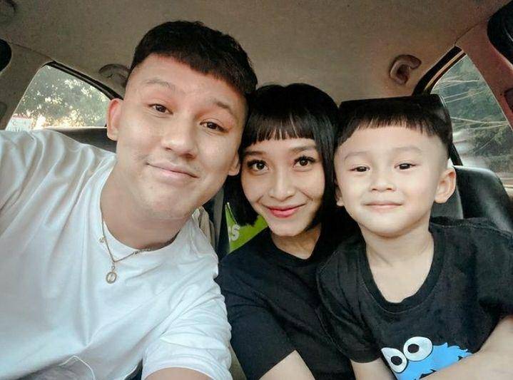 Potret Rinni Wulandari bersama keluarga. Instagram.com/rinni_w