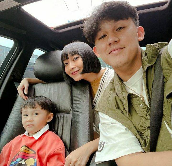 Potret Rinni Wulandari bersama keluarga. Instagram.com/rinni_w