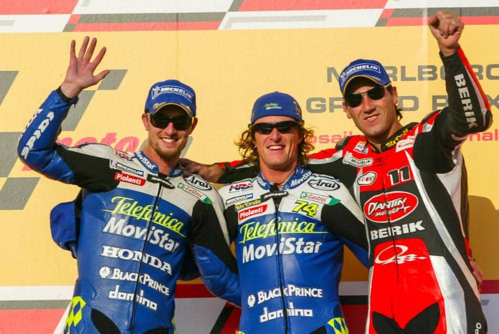 potret Sete Gibernau, Colin Edwards, dan Ruben Xaus pada podium GP Qatar 2004 (motogp.com)