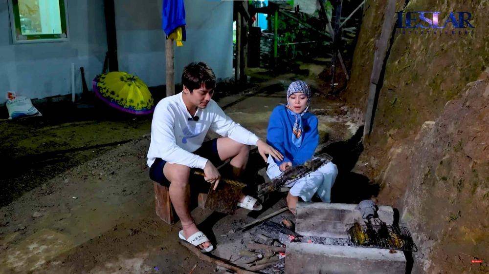 Lesti dan Rizky Billar masak ikan bakar (YouTube.com/Leslar Entertainment/)