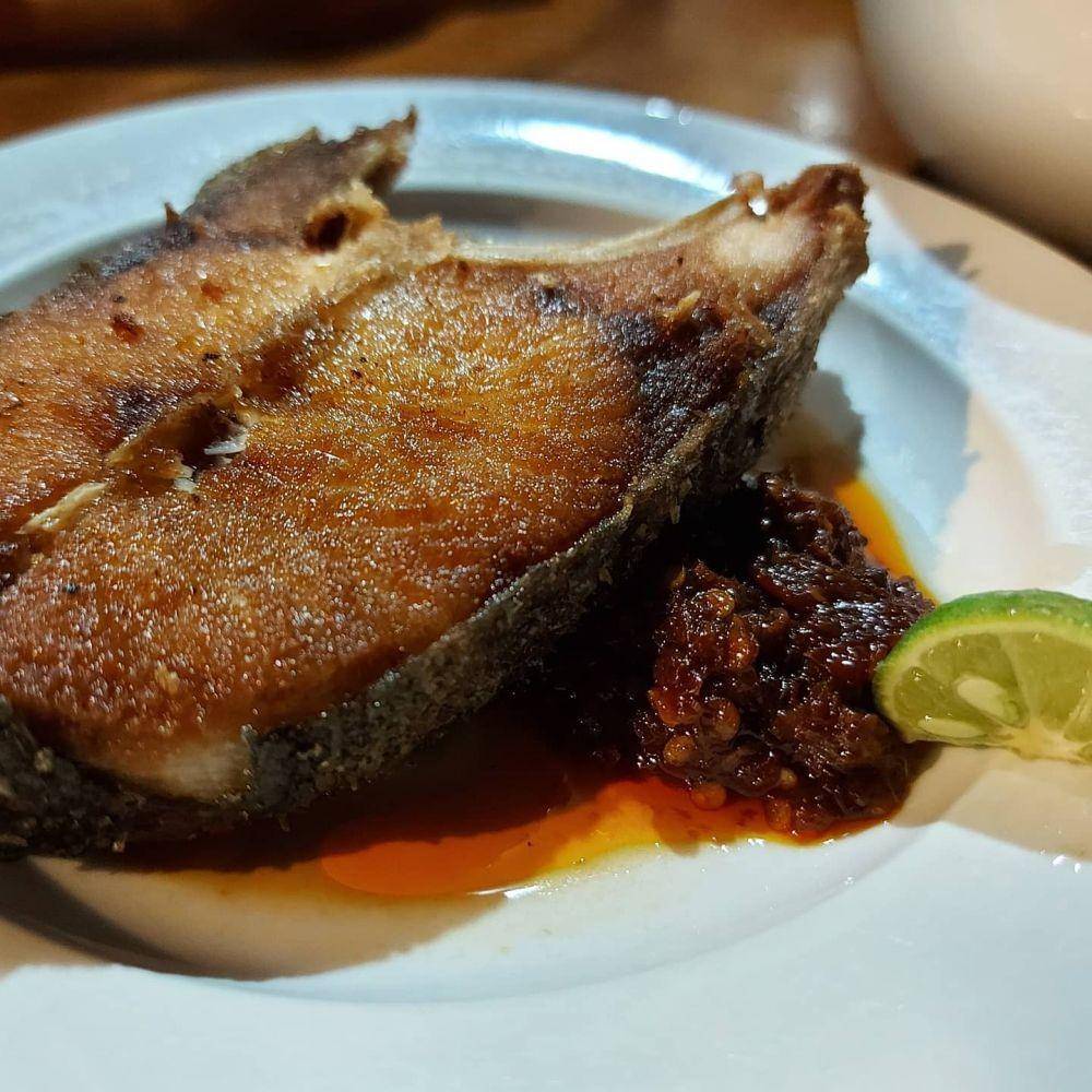 ilustrasi saran penyajian ikan goreng ala Mak Beng (instagram.com/iamfiaaw)