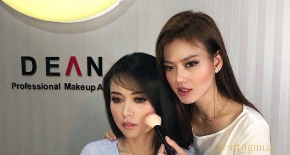 potret Nita Gunawan saat jadi MUA (youtube.com/Nita Gunawan)