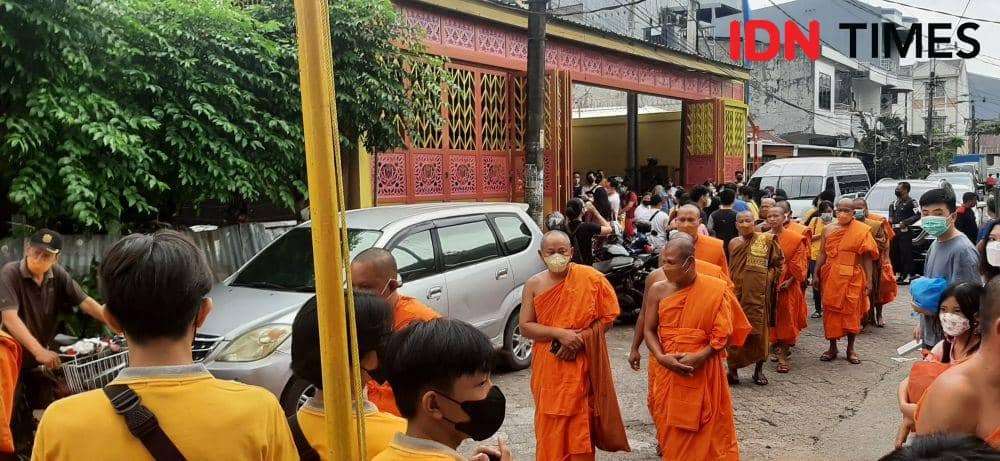 Para biksu asal Kamboja saat memasuki Vihara Girinaga Makassar/Dahrul Amri/IDN Times Sulsel