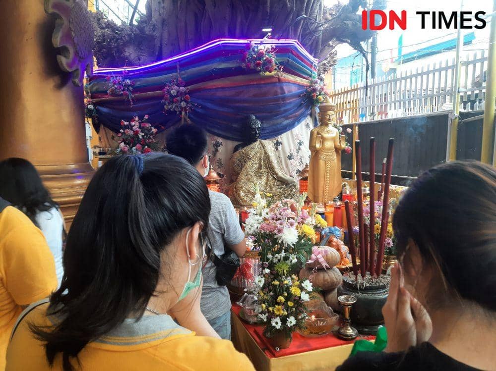 Umat Buddha di Vihara Girinaga Makassar saat memanjatkan doa, Senin (16/5/2022). Dahrul Amri/IDN Times Sulsel