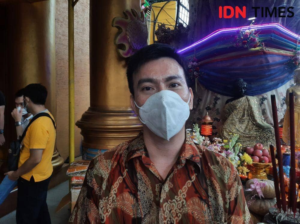 Sekretaris Vihara Girinaga Makassar, Jokky SPB saat diwawancara/Dahrul Amri/IDN Times Sulsel