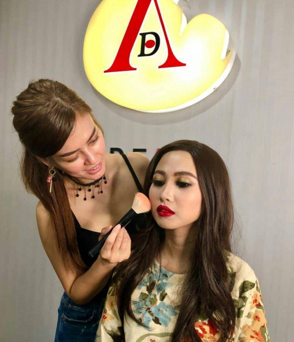 potret Nita Gunawan saat menjadi makeup artist (instagram.com/nitagunawan09)