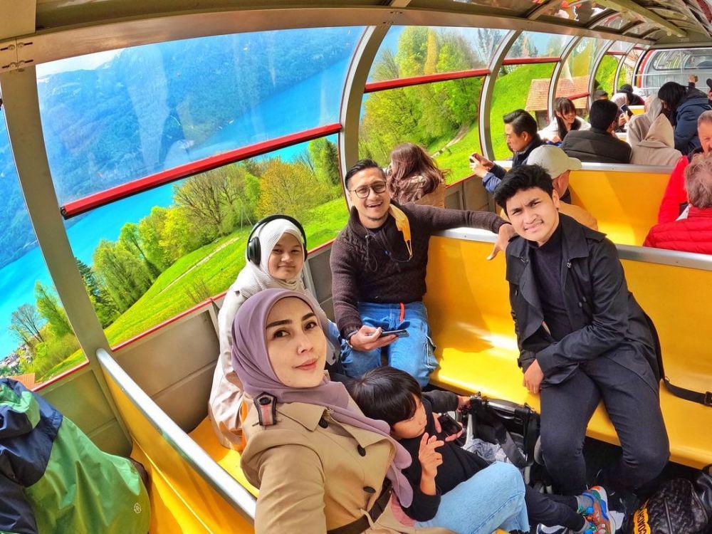 9 Potret Liburan Keluarga Arie Untung, Seru Keliling Eropa!