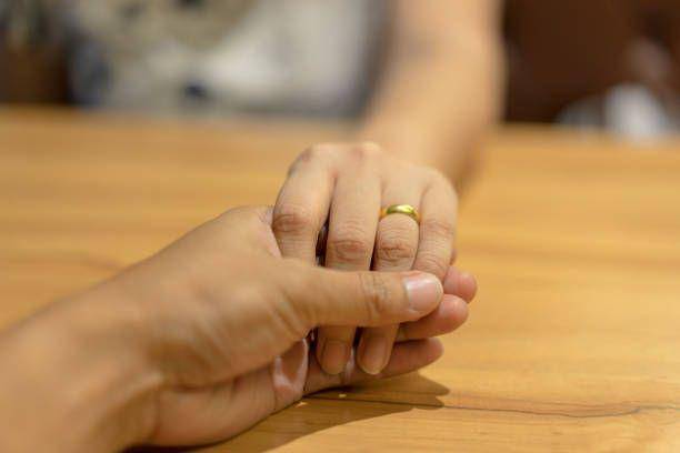 Pria yang memegang tangan perempuan (Pexels.com/iStock)