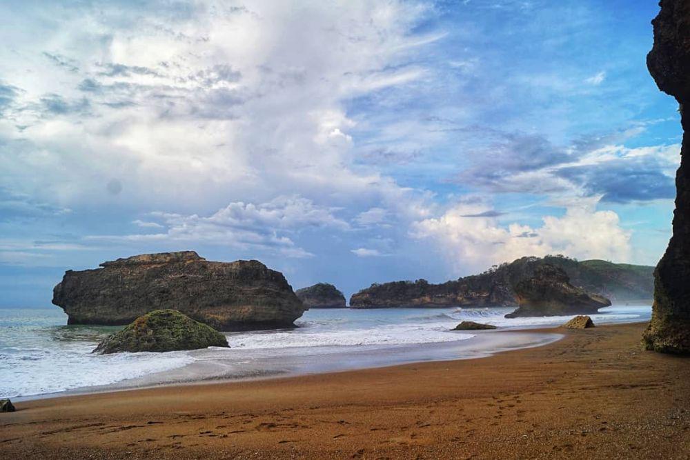 9 Panorama Indah Pantai Jebring di Blitar, Cocok Buat Healing