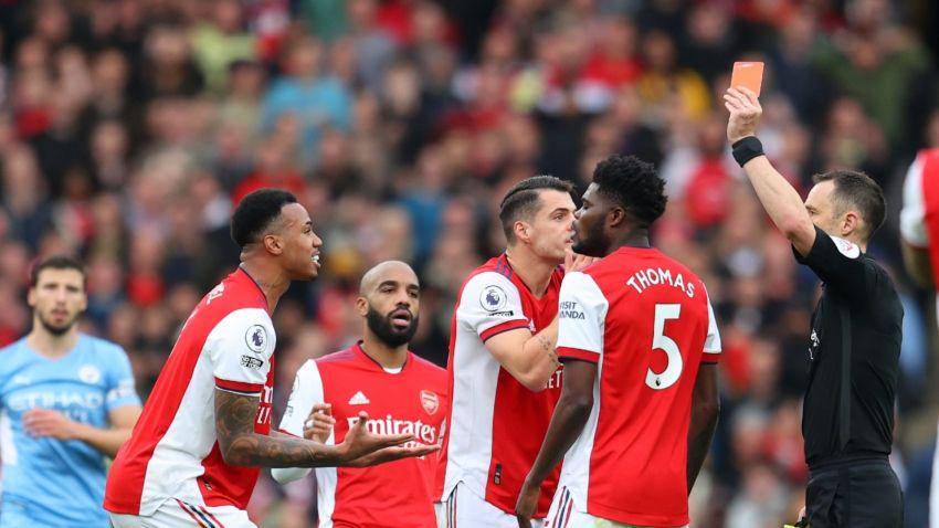 Gabriel Magalhaes saat diganjar kartu merah di laga melawan Manchester City (sportsmax.tv)