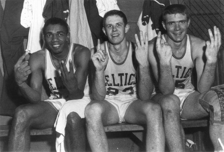 Sam Jones (kiri) dan Tom Heinsohn (kanan) kala membela Boston Celtics pada 1960-an. (nba.com)