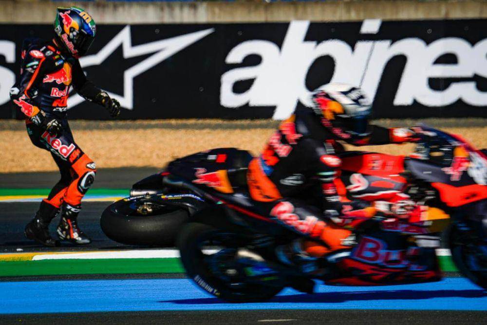 Pembalap tim Red Bull KTM terjatuh di lintasan balap. (motogp.com)