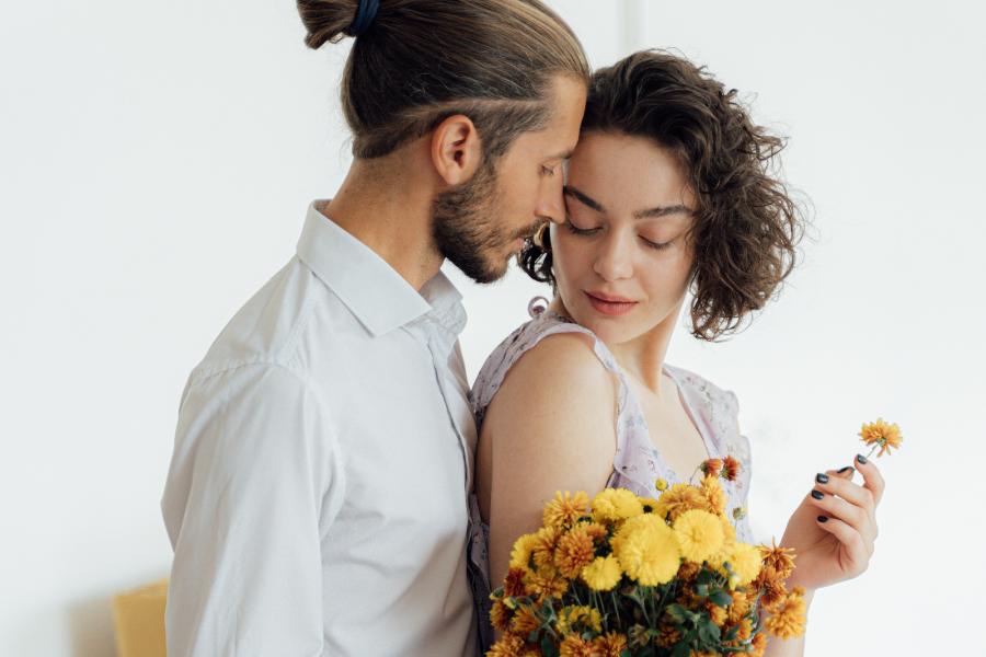 [QUIZ] Dari Pilihan Gambar Romantis, Kami Tahu Ciri Khas Fisik Pasanganmu