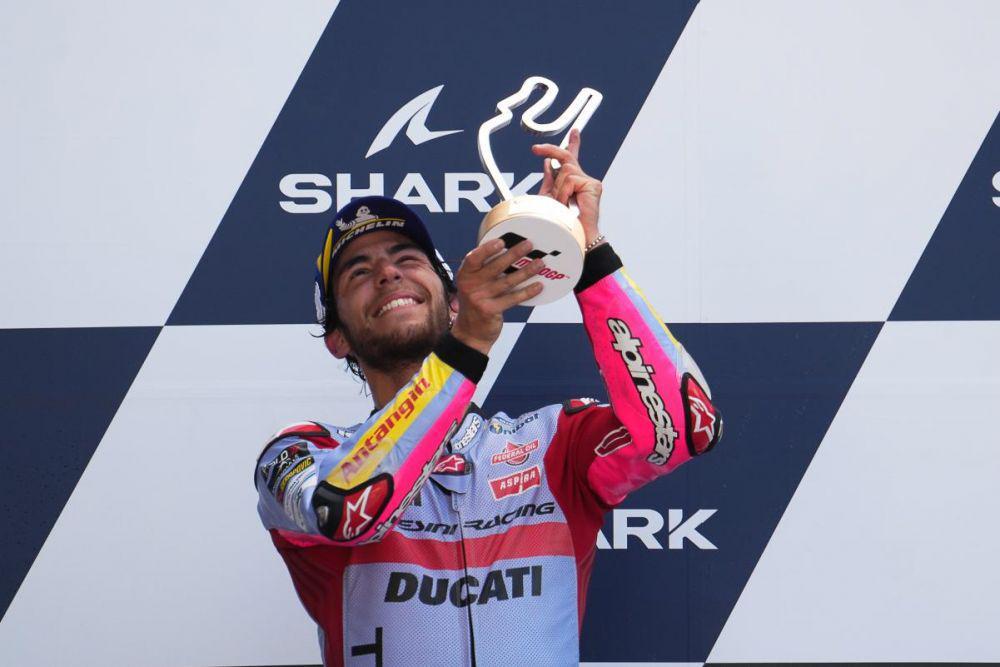 Enea Bastianini pada podium GP Prancis 2022 (motogp.com)