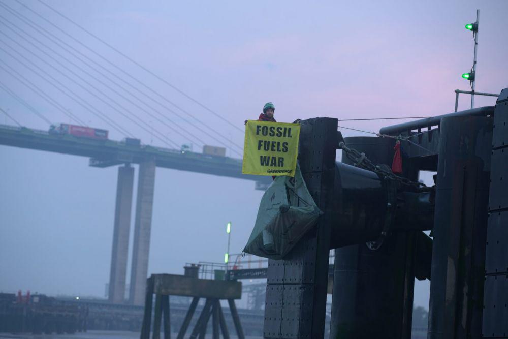 Greenpeace Mengadang Kapal Yunani yang Angkut 33 Ribu Ton Migas Rusia